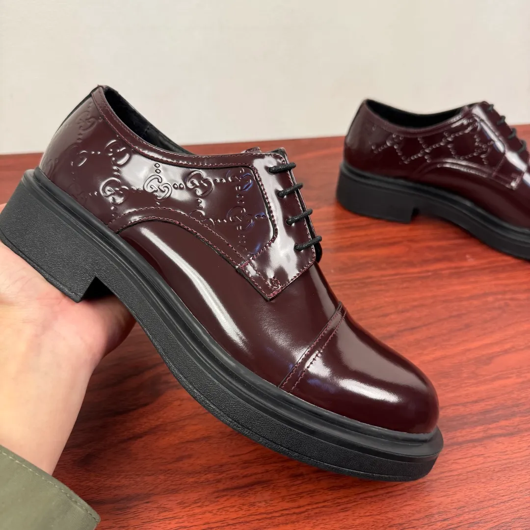 Batch 780 Gucci/Gucci new men's lace-up shoes with GG details, glossy cow leather derby shoes! Rooted in the brand's heritage, these men's lace-up shoes are crafted from premium open-edge beaded calf leather and feature GG-print embossed suede details in homage to Gucci's iconic monogram. The rubber sole decorated with GG pattern adds a touch of modern fashion to this design. Typical three-joint style design. European and American classic version, full calfskin lining. The overall upper texture is soft and the lining is comfortable and breathable. 2CM thickened soft rubber sole, easy to control. Versatile and stylish upper foot, multiple colors available to meet different matching needs, complete package! Size: 39-40-41-42-43-44 leather shoe size (38.45.46 can be customized) Item number: 7826Z open edge beads burgundy